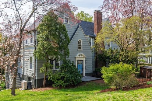 55 Farlow Rd, Newton MA 02458-2439 exterior