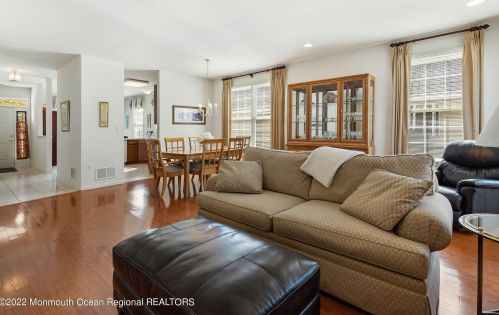 9 Fernwood Dr, Tinton Falls NJ 07712-8713 exterior