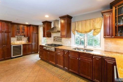 86 Lexington Ave, Cresskill NJ  07626-1216 exterior