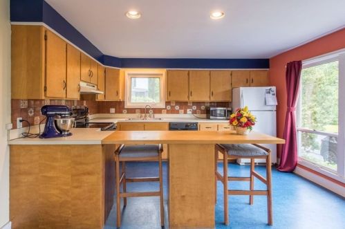 185 Pelham Rd, Amherst MA 01002-9777 exterior