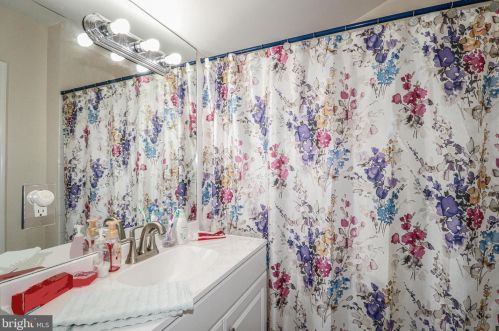 9 Canal Vw Dr, Trenton NJ 08648-1319 exterior