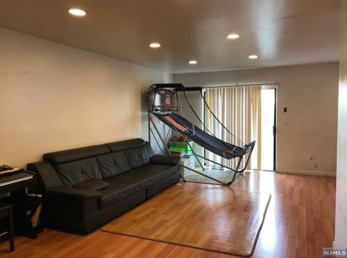 10 Linwood Ave, Cresskill NJ  07626-2139 exterior