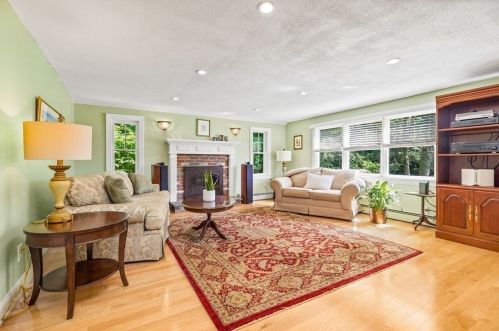 4 Pinegrove Rd, Hingham MA 02043-3923 exterior