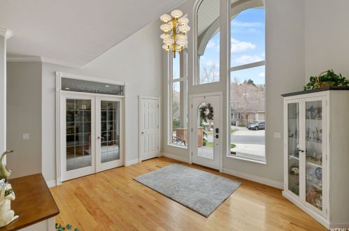 35 Lone Holw Dr, Sandy UT 84092-5530 exterior