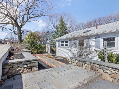 366 Sprague St, Dedham MA 02026-5242 exterior