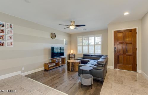 725 Country Gables Dr, Phoenix AZ 85053-4528 exterior