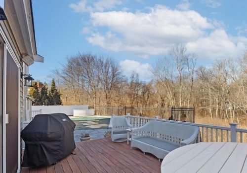 8 Captain Thomson Ln, Hingham MA 02043-3459 exterior