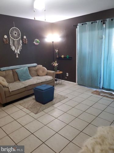 1081 Tristram Cir, West Deptford, NJ 08051-2241