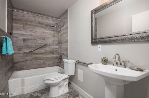 1826 43rd St, Phoenix AZ 85050-8770 exterior