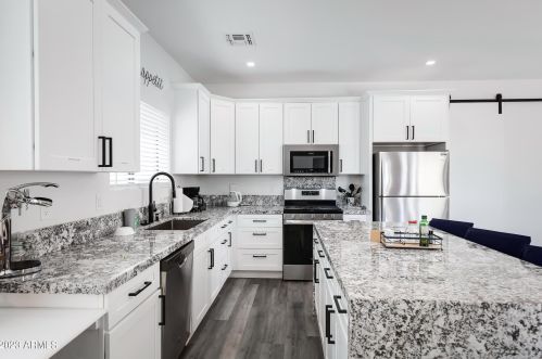 1121 11th St, Phoenix AZ 85006-2744 exterior