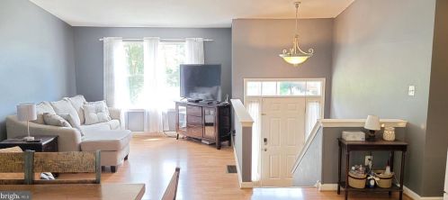 72 Stuart St, West Deptford, NJ 08096-3250