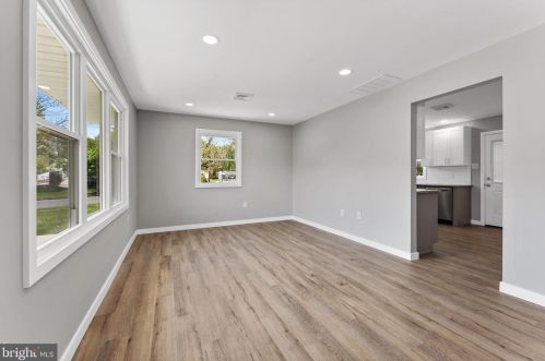 300 May Ave, West Deptford NJ 08096-1167 exterior