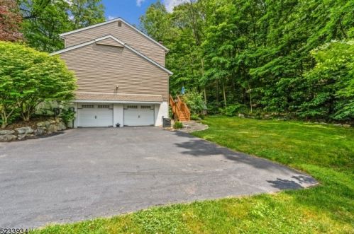 6 Cheshire Ln, Skyline Lakes NJ 07456-2743 exterior