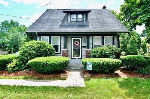 367 Central St, East Bridgewater, MA 02333-2021