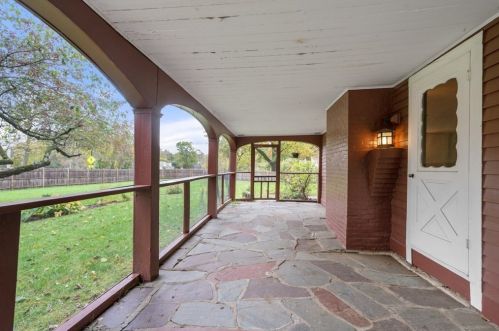 2 Brookshire Rd, Worcester MA 01609-1251 exterior