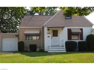 247 242nd St, Cleveland, OH 44123-1445