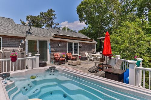 2 Uncle Zlotis Rd, Chatham MA 02633-1595 exterior