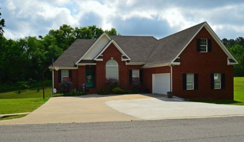 80 Plantation Dr, Killen, AL 35645-7246