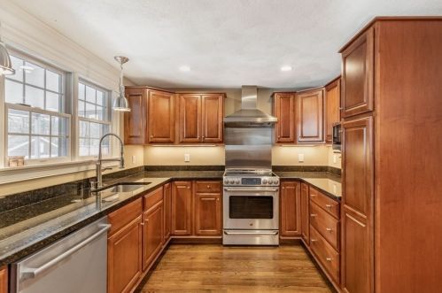 5 Juniper Rd, Lynnfield MA 01940-2416 exterior