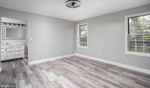 4 Willowwood Ct, Columbus NJ  08022-1025 exterior