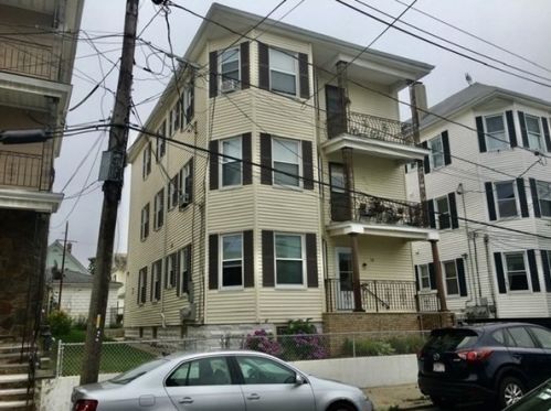 28 Woodlawn St, New Bedford, MA 02744-1527