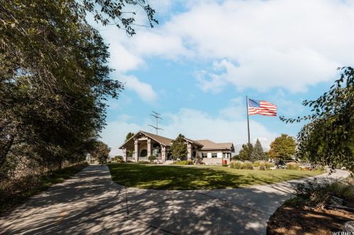 733 Clb Oaks Dr, Sandy UT 84070 exterior