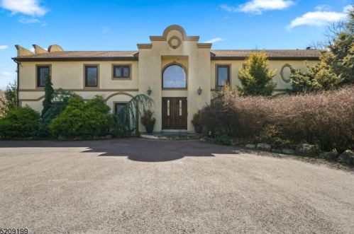 35 Laurel Pl, Skyline Lakes, NJ 07456-2824