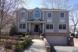 66 John Pl, Bergenfield, NJ 07621-3326