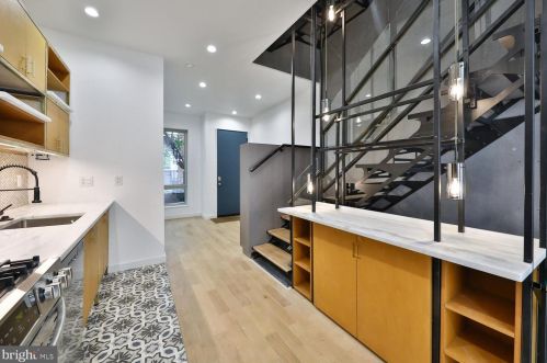 725 6th St, Philadelphia PA  19147-2109 exterior