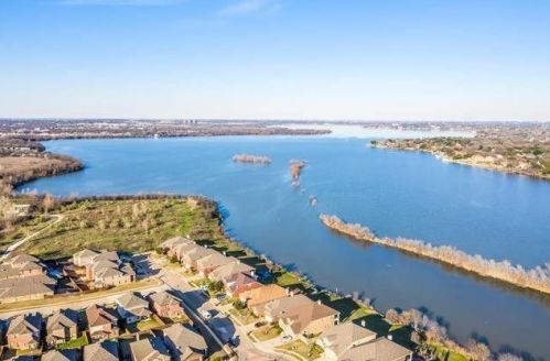 5421 Grenada Dr, Fort Worth TX 76119-8502 exterior