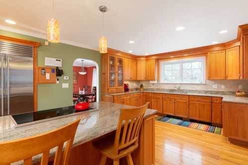 568 Furnace Brk Pkwy, Quincy MA 02169-2303 exterior