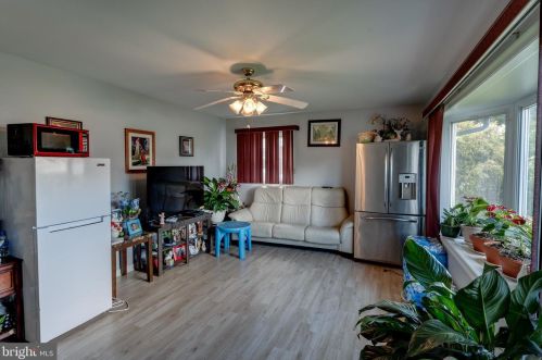 453 Hesters Ave, West Deptford, NJ 08096-2825