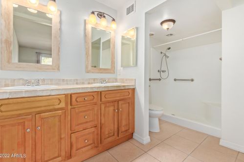 3222 Clinton St, Phoenix AZ 85028-3023 exterior