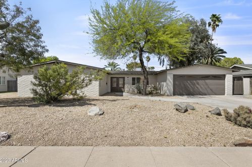 2858 Beryl Ave, Phoenix AZ  85028-3832 exterior