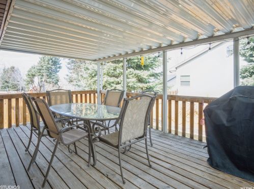 1587 Edgecliff Dr, Sandy UT 84092-4309 exterior