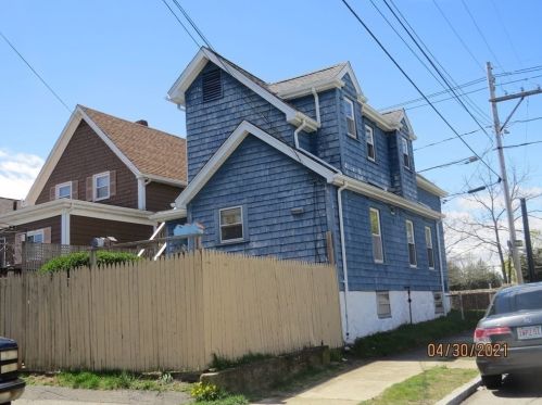 216 Dartmouth St, New Bedford MA 02740-3104 exterior