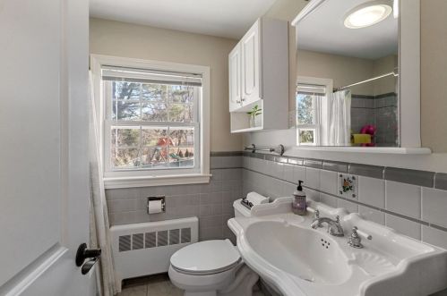 940 Randolph Ave, Milton MA 02186-4030 exterior