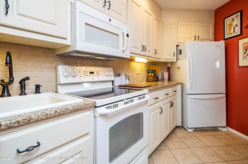 118 Tower Hl Dr, Tinton Falls NJ 07701-2400 exterior