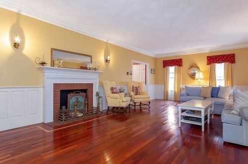 90 Countryside Ln, Milton MA 02186-4435 exterior