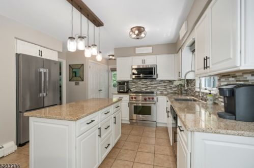 6 Cheshire Ln, Skyline Lakes NJ 07456-2743 exterior