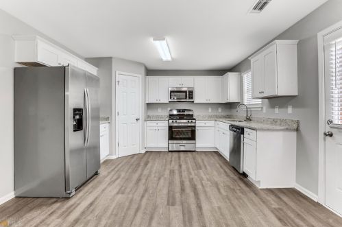 7126 Cavender Dr, Atlanta GA  30331-9422 exterior