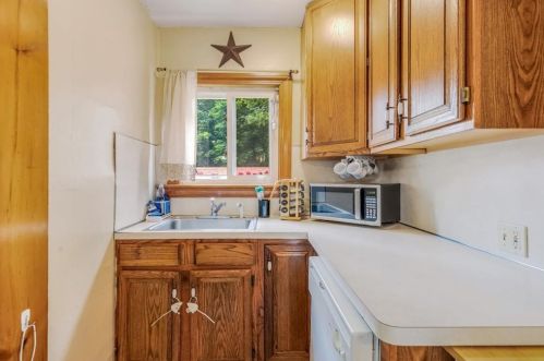 4 Walnut St, Taunton MA 02780-4255 exterior