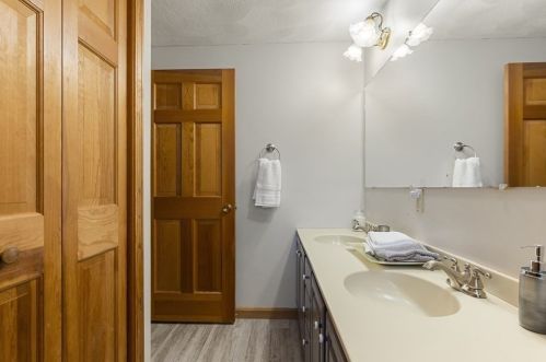 2 Jonathan Rd, Burlington MA 01803-1414 exterior