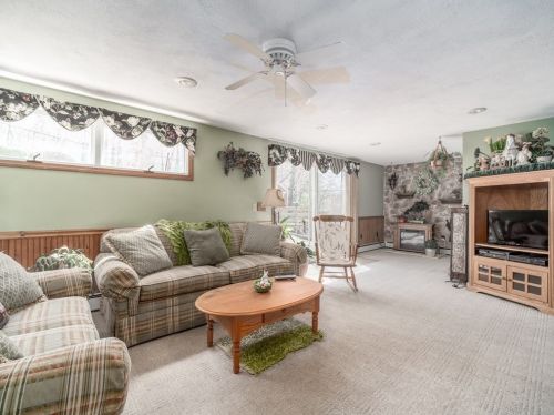 12 Candlewood St, Worcester MA 01602-2804 exterior