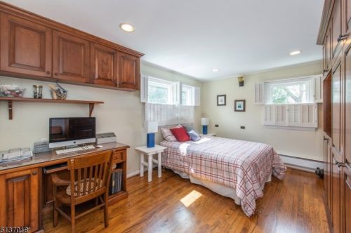 23 Brentwood Dr, East Hanover NJ 07936-2403 exterior