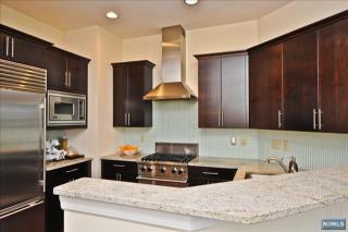 1210 The Plz, Tenafly NJ  07670-1061 exterior