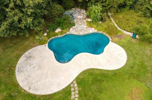 215 Ave, Weston MA 02493-1908 exterior