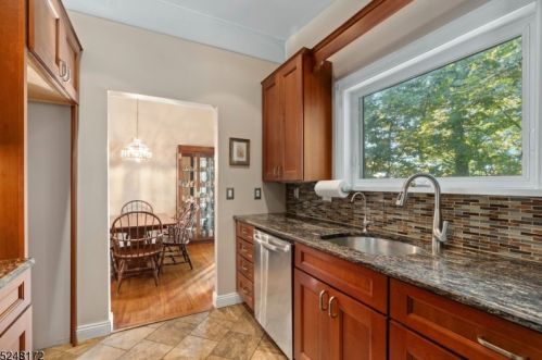 20 Robin Ln, Skyline Lakes NJ 07456-2932 exterior