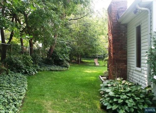 82 Heatherhill Rd, Cresskill NJ  07626-1021 exterior