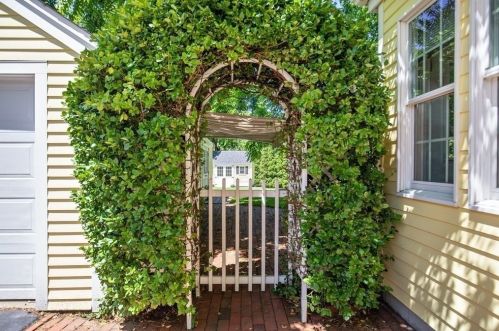 18 Stoddard Rd, Hingham MA 02043-2941 exterior